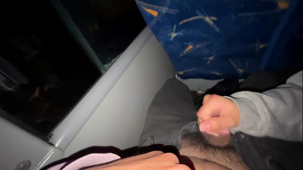 Se la chupo a un pasajero desconocido en un bus real y se corre en mi boca