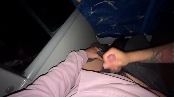 Se la chupo a un pasajero desconocido en un bus real y se corre en mi boca