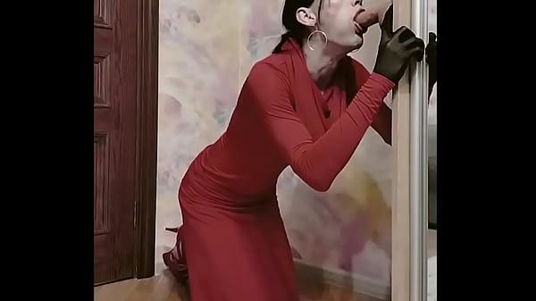 Elegáns ruhában öltözött férfi nagy dildót szopik