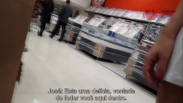 Corno não aguenta o tesão e tira a camisinha do comedor que enche o cu da sua esposa de porra | Cristina Almeida