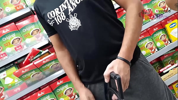 Corno não aguenta o tesão e tira a camisinha do comedor que enche o cu da sua esposa de porra | Cristina Almeida