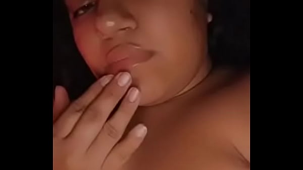 Sou uma putinha tremenda, gosto de brincar com minha bucetinha, borrifando saliva