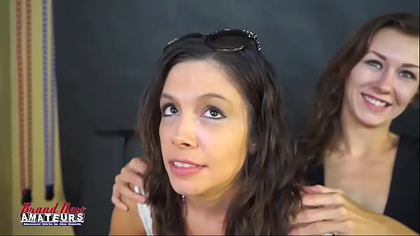 Barna lányok egymás pináját nyalják és osztoznak férfin