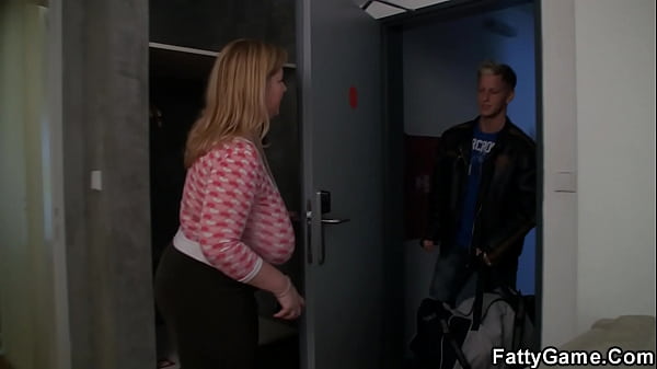Huge boobs blonde bbw spreads legs for masseur