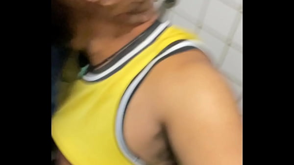 Mlks dotados fudendo no banheiro do shopping! ganhei leite na boquinha!