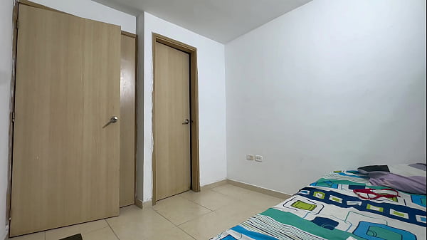 Encuentro a mi hermanastro masturbandose con mi panti, y le dejo meter su enorme pene en mi estrecho coño hasta sacarle toda mi leche.