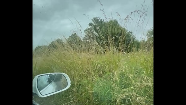 A madrasta está nervosa porque quer ir às compras, mas ele para o carro em um estacionamento público e a obriga a fazer um boquete nele.