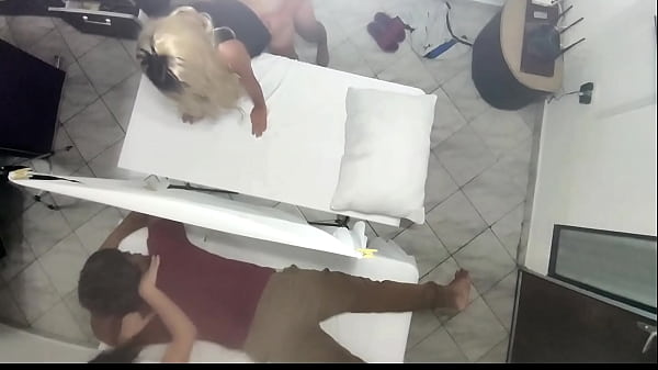 Masaje en Pareja quedo Grabado Cuando la Hermosa Esposa es Follada por el Masajista al lado de su Marido Cornudo NTR JAV