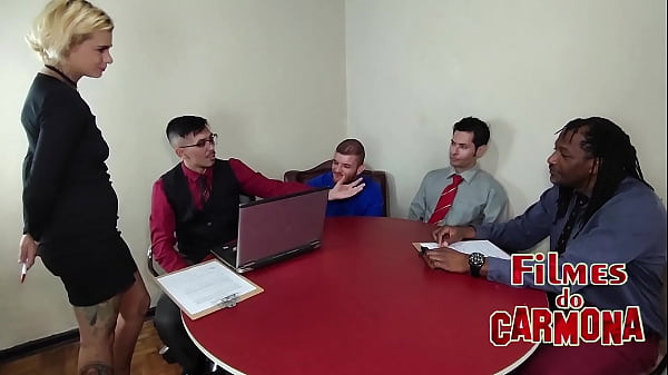 empresa comemora os lucros do ano com orgia entre os funcionários
