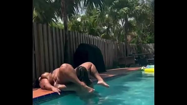 Paraíso das gatinhas à beira da piscina