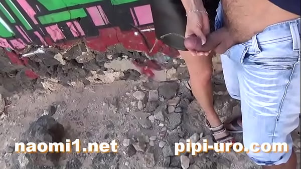 pissing couple Naomi and Nico