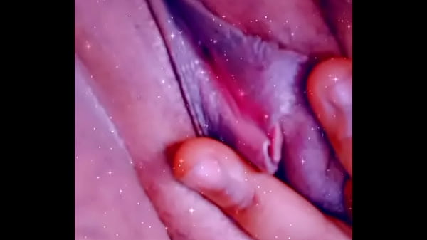 Queen-chubby5 rubbing fat pussylips n clit Thumbnail