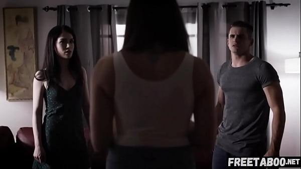 Irmãos adotivos torcidos passam e compartilham a mãe como um brinquedo sexual (Chanel Preston, Evelyn Claire e Nathan Bronson) - cena completa no FreeTaboo.Net