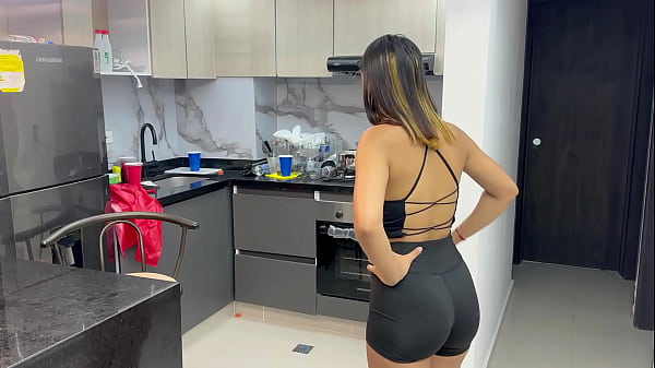 Le ayudo a mi timida hermanastra con el desorden de la cocina para podérmela follar duro y rico con mi rica polla