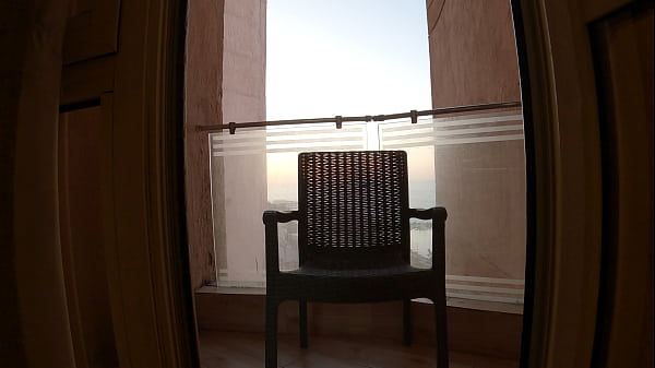 سالب كويتي يفصخ ويلعب بطيزه في بلاكونة الفندق في مصر arab Kuwaiti exhibitionist gets fully naked in the hotel Balcony! Risky