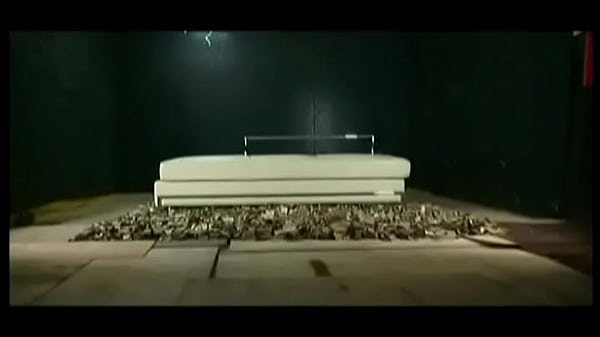 Lady Mai chupa duas hastes e faz um tratamento facial em um trio MMF com um DP