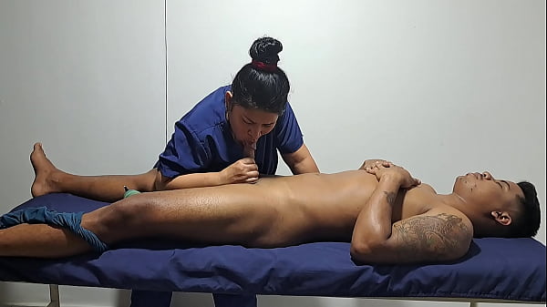 Un masaje relajante para este sexy chico, me pone tan cachonda pt3 le chupo su rica bbc