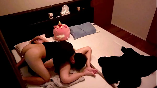 今から仕事なのに…///お泊まりの翌朝、出勤前にクンニされてアヘ顔連発　女性用　女性向け　クリ責め　アクメ　喘ぎ声　巨乳　おっぱい　かわいい　投稿　個人撮影　素人　日本人　えむゆみ　カップル