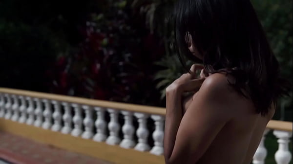 Colombiana desnuda en la finca