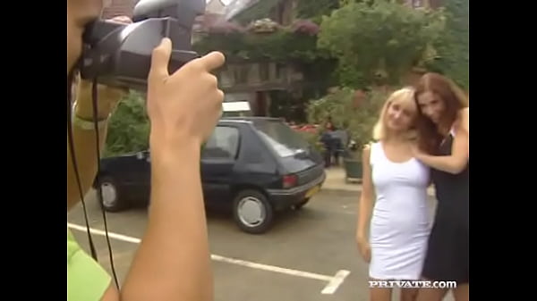 Ana e Melody Kord têm suas fotos tiradas e o cu penetrado