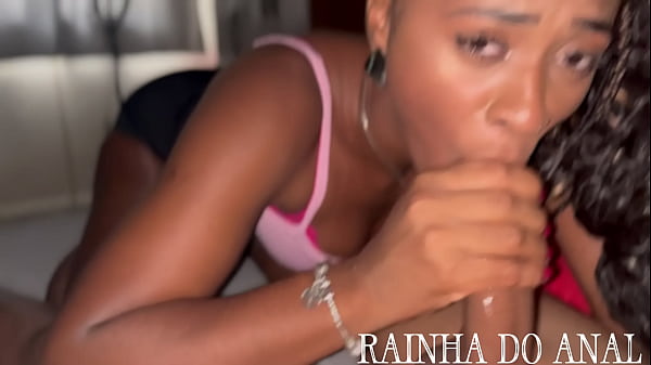 LEVEI MINHA FUNCIONARIA PARA O TRABALHO NO MEIO DO CAMINHO ELA PEDE PARA EU ENTRAR NA CASA DELA, SEM SABER DE NADA ELA DAS EM CIMA DE MIM E PAGA UM BOQUETE DELICIOSO