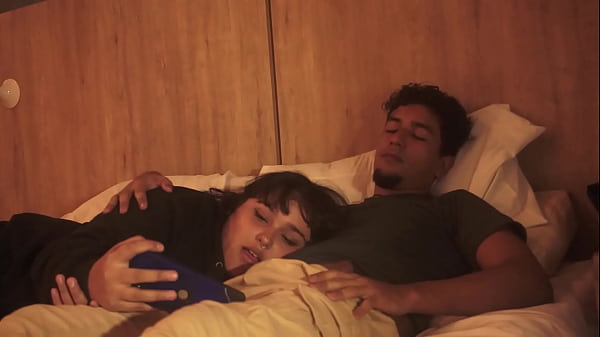 No puedo dejar de tocarme y tuve que poner mi pene en la boca de mi hermanastra (por poco nos descubren) FANTASIAHARDCORESEX