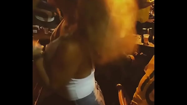 Loira cavala dançando