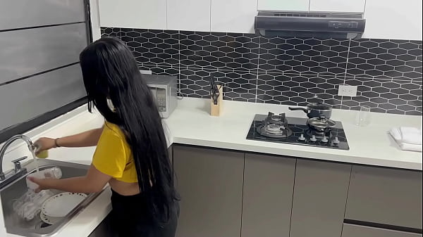 Consuelo a mi hermanastra mientras discute con el novio y me corro en su rico culo. H.L.