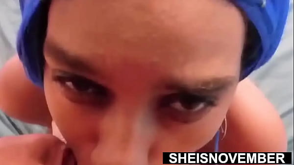 Alimentando esperma para minha enteada nua e faminta, depois de chupar meu pênis, uma inocente mulher de ébano chamada Sheisnovember, dando sexo oral ajoelhado para seu padrasto, pênis na boca, peitos grandes para fora