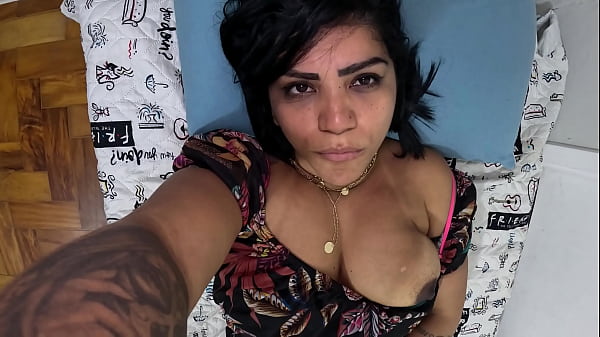 Sai sem calcinha no mercado meu vizinho viu me ajudou e comeu meu cuzinho no pelo sem camisinha