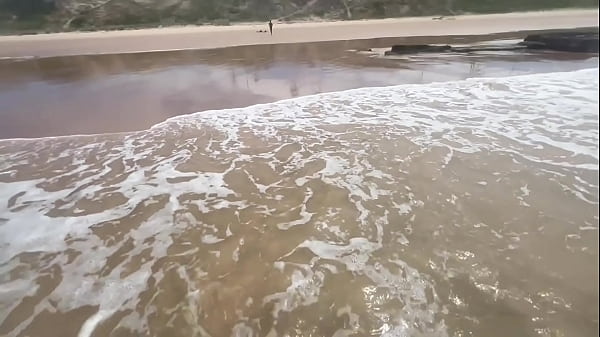 Eu e minha amiga tiramos o biquíni no meio da praia da Bahia e demos pra todos os machos que estavam lá.