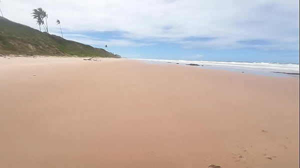 Eu e minha amiga tiramos o biquíni no meio da praia da Bahia e demos pra todos os machos que estavam lá.