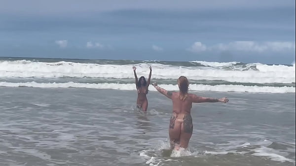 Eu e minha amiga tiramos o biquíni no meio da praia da Bahia e demos pra todos os machos que estavam lá.