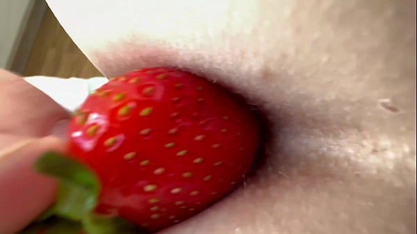 Pessoalmente, adoro morangos arrancados do rabo de raparigas de 18 anos.