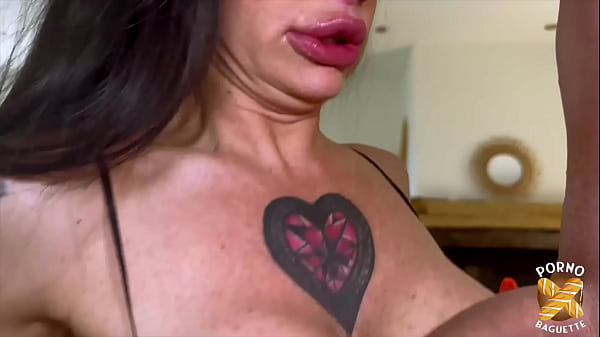 Priscilla a besoin de deux mecs pour elle