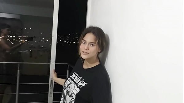 PADRASTRO LLEGA CACHONDO A CASA Y LE ROMPE EL COÑO A SU HIJASTRA QUE ENCUENTRA EN LA SALA SIN CALZONES HASTA LLENARLE LABOCA DE SEMEN