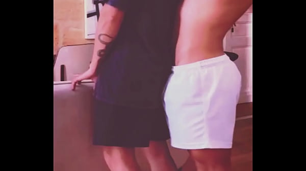 Vecino cachondo me folla cuando su esposa se va