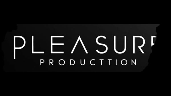 Morena rabuda sente prazer com amigo de trabalho