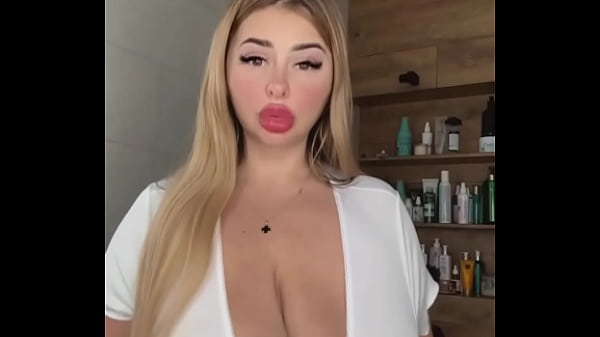 Uma MILF adulta com seios naturais está esperando, acariciando