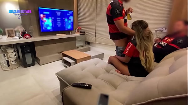 NO MEIO DO JOGO O AMIGO DO CORNO JÁ ESTAVA DE PAU DURO DOIDO PARA ME FUDER...