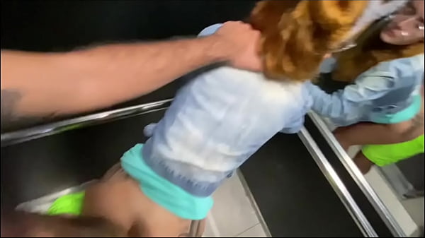 I lowered the redheaded neighbor's pants inside the elevator and put the dick in her pink pussy