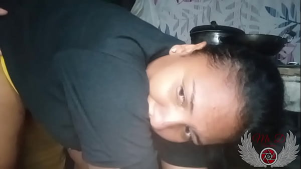 Esse cara me fode de novo enquanto meu marido está fora