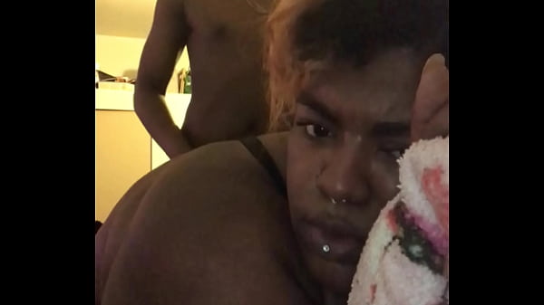 A gostosa BBW Remi levando um pau grande pelas costas