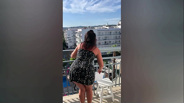 Je baise avec les mecs du balcon d'en face
