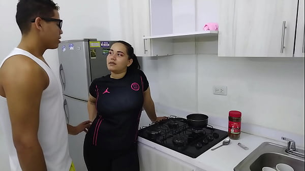 me follo a mi hermanastra de tetas gigantes en la cocina antes del desayuno le doy mi leche en su coño