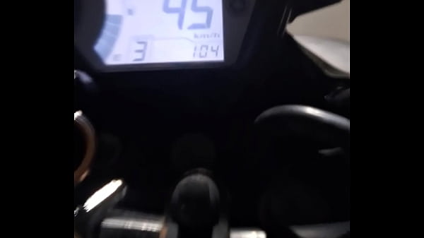 Parei a moto no beco e meti leite na buceta dela ali mesmo . Filha da puta gostosa .