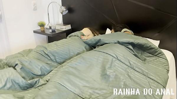 DUAS NOVINHAS SE PEGAM ESCONDIDO DEPOIS DA ACADEMIA, ELAS ADORAM BRINCAR DE SORVETINHO E SE LAMBUSAM TODA NA BUCETINHA UMA DA OUTRA