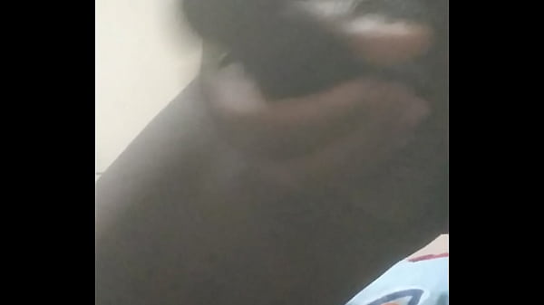 Kanos férfi maszturbál a kamerába