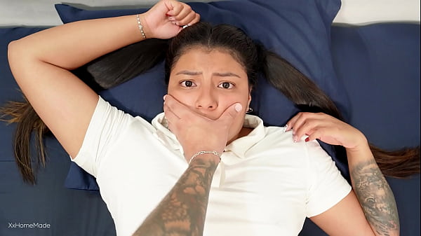 Shh shh não grite!! Padrasto fode a enteada enquanto ela tira uma soneca