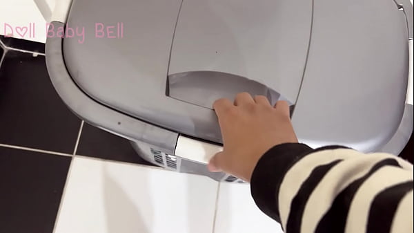 Mi hermanastra me descubre olfateando sus pantis